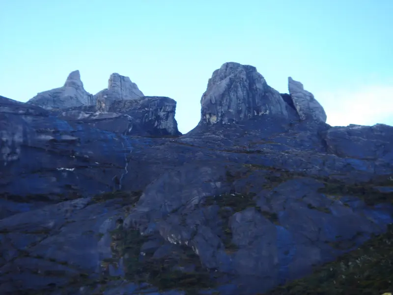 Des pics de granit sous un ciel bleu
