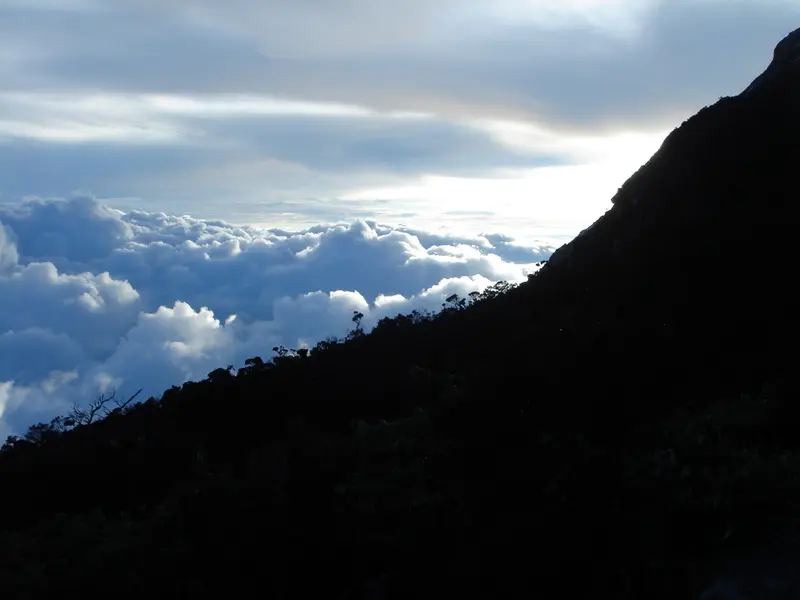 Une mer de nuages sous la crête