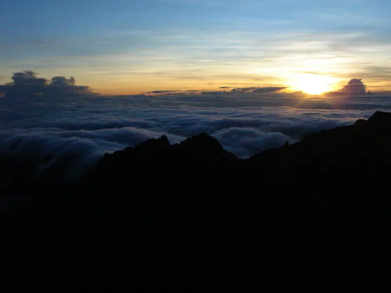 Le soleil se lève au-dessus des nuages
