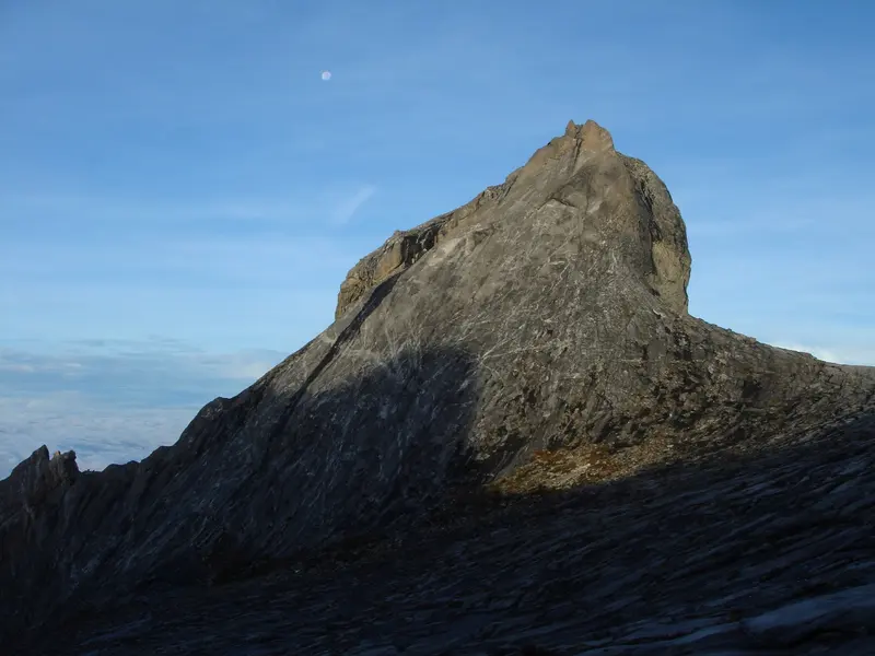Le sommet de granit dans la lumière du matin
