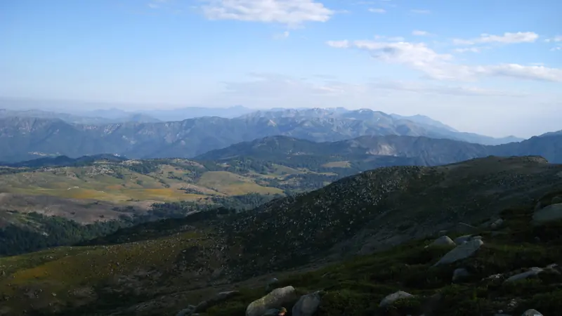 Vue lointaine sur les crêtes