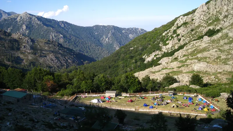 Un camp de tentes au pied des montagnes