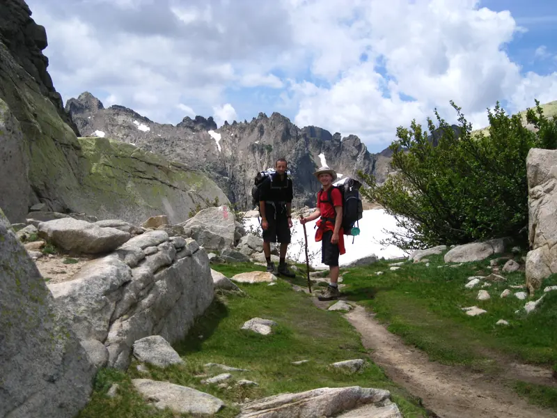 Sentier de granit, névés alentour