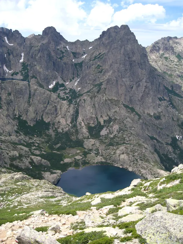 Un lac niché sous les parois