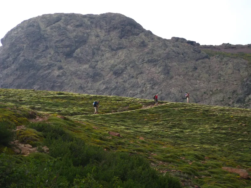 Le sentier longe la montagne