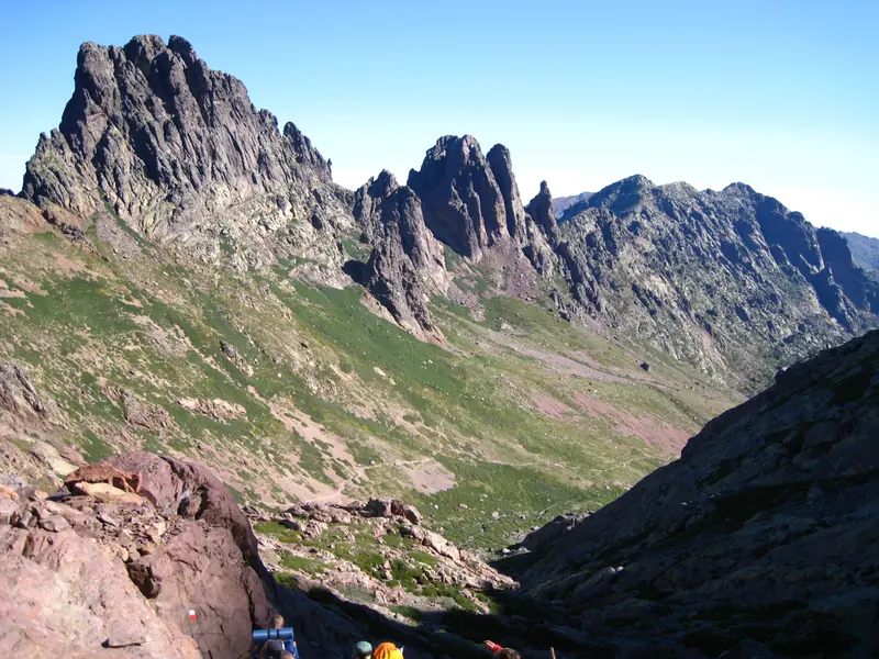 Les aiguilles sombres au-dessus du vallon