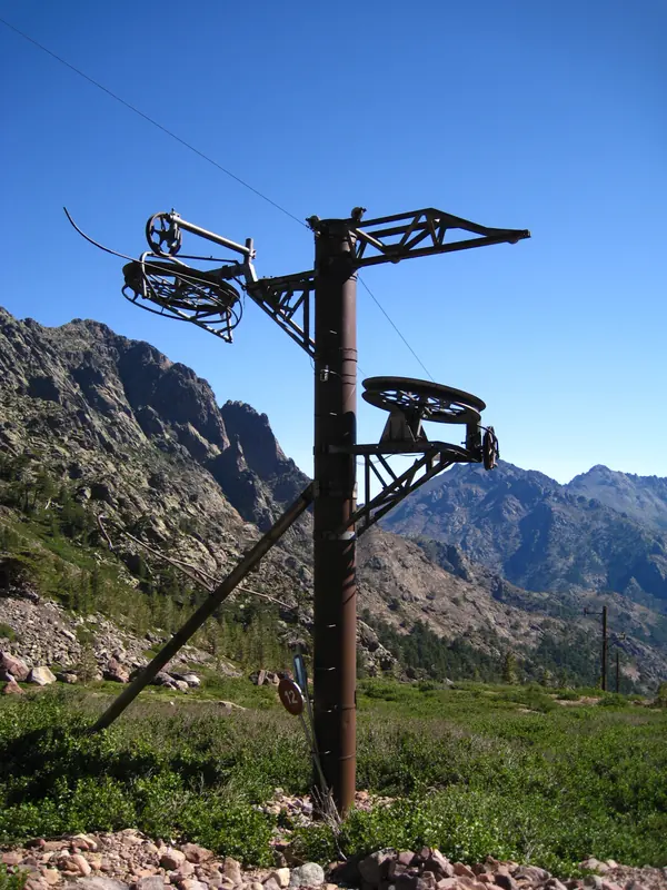 Un vieux pylône de téléphérique
