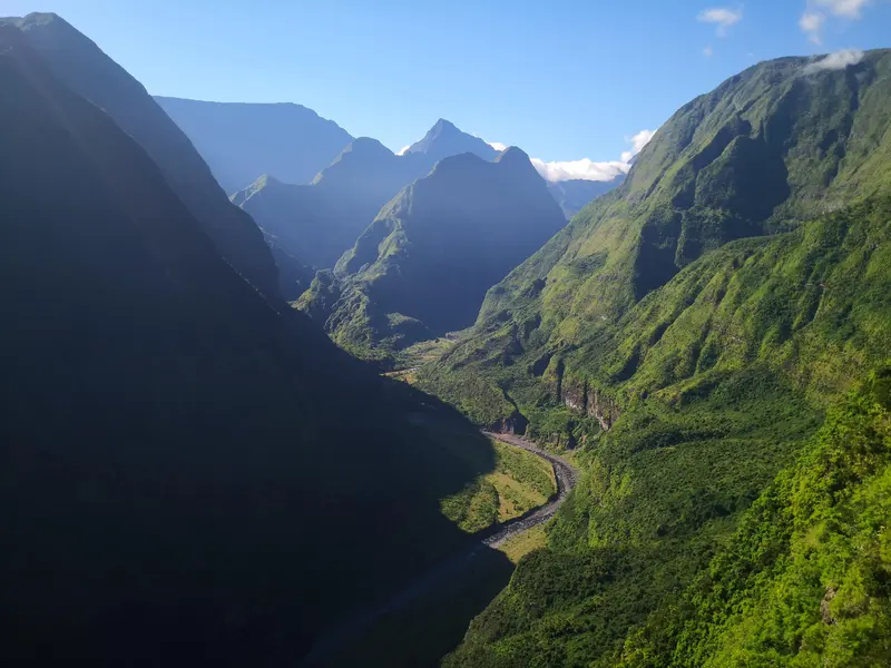 Une vallée profonde et sa rivière