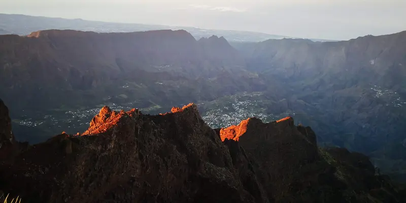 Les crêtes rougies par le soleil levant