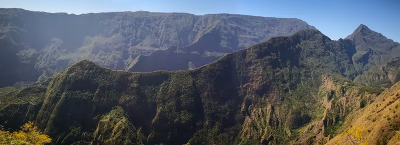 Les remparts du cirque dans la lumière dorée
