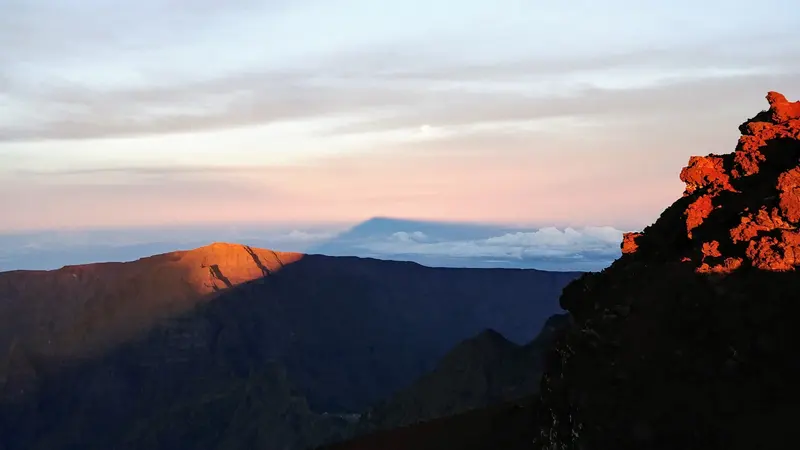 L’ombre de la montagne sur l’océan, à l’aube