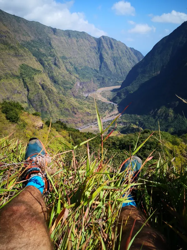 Les pieds dans l’herbe, face au vide
