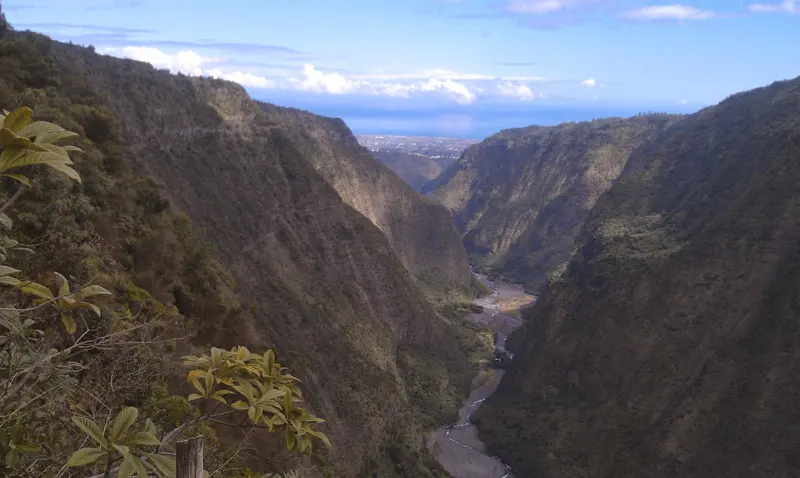 Une gorge profonde ouverte sur l’océan