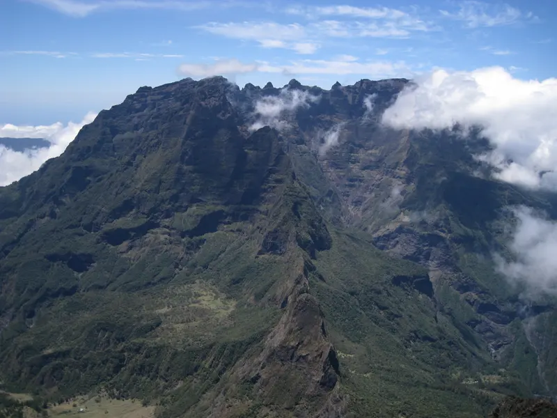 Des remparts enveloppés de nuages