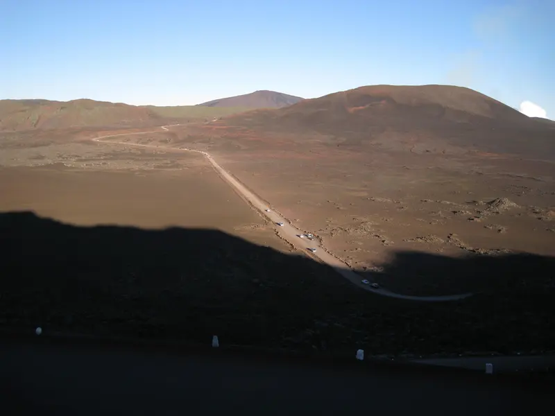 Une route sinueuse dans un paysage volcanique