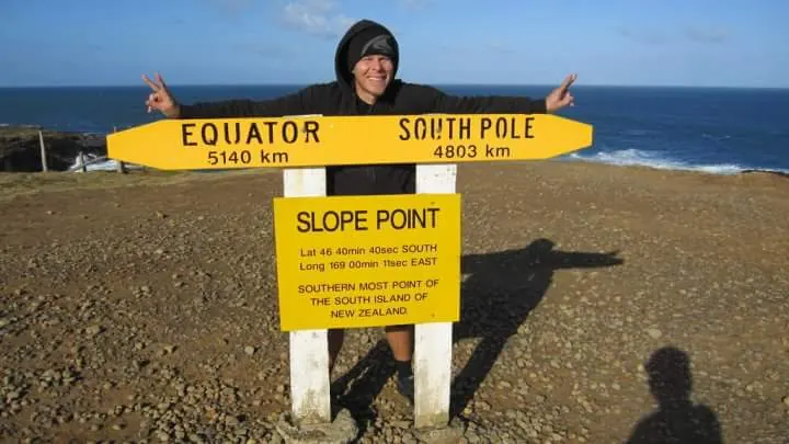 Sam en randonnée : à Slope Point, le point le plus au sud de la Nouvelle-Zélande