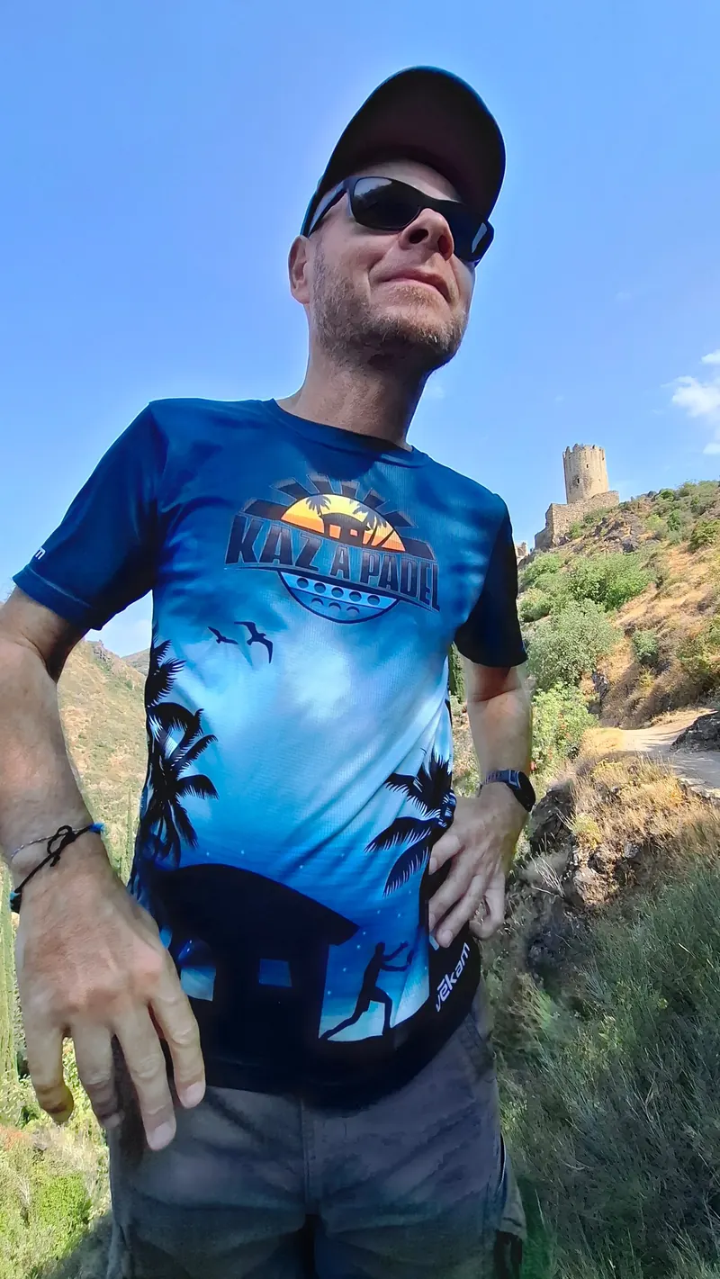 Sam en randonnée : un grand sourire sous le soleil