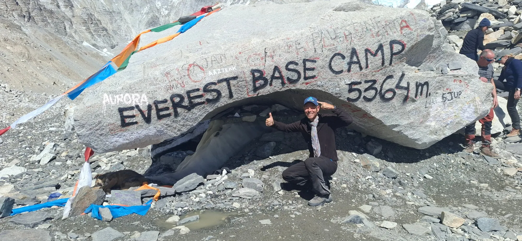 Sam en randonnée : au pied du rocher du camp de base de l’Everest, à 5 364 m