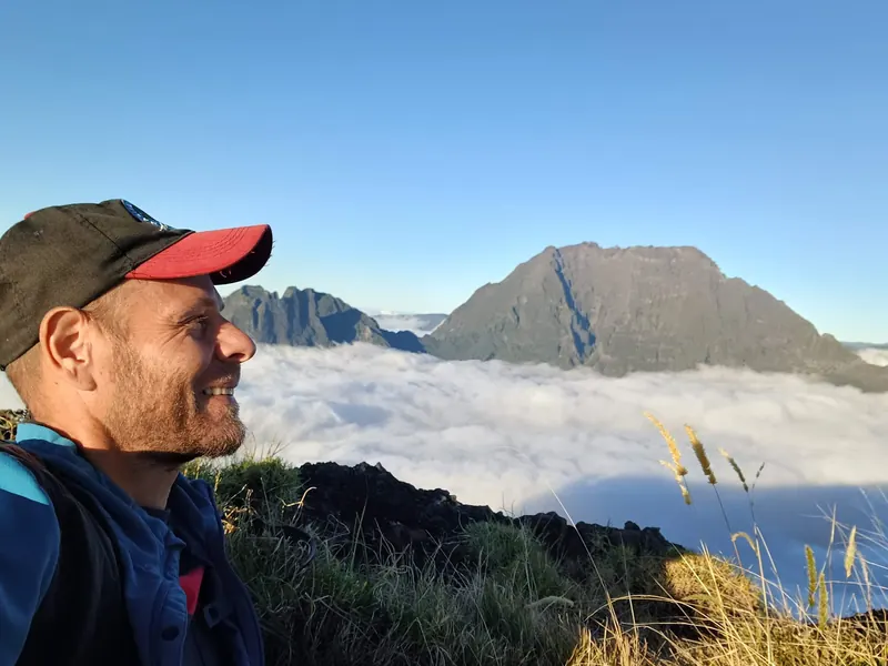 Sam en randonnée : au-dessus de la mer de nuages