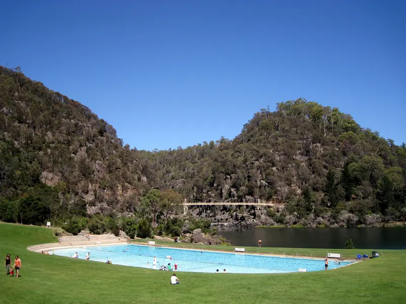 Une gorge verdoyante et sa grande piscine