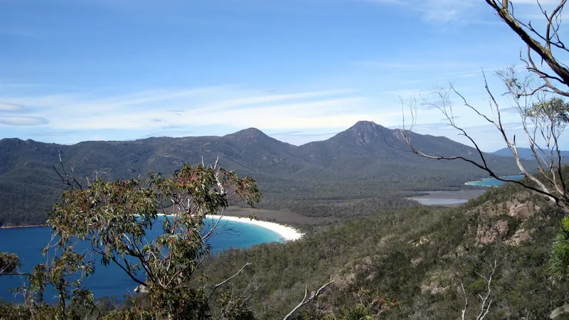 Une baie de sable blanc entre les collines